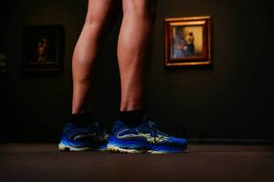 Η Mizuno συνεργάζεται με το Rijksmuseum και δημιουργούν το Wave Rider 27 Amsterdam!