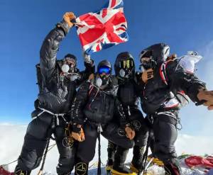 H “Παρέα του Ξένον” κατάφερε να ανέβει στο Έβερεστ, σε μόλις 5 ημέρες από την αναχώρηση τους από το Ηνωμένο Βασίλειο!