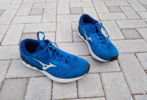 Mizuno Wave Skyrise 2: Άνεση, ασφάλεια και προστασία από κραδασμούς σε ασφάλτινο τερέν!